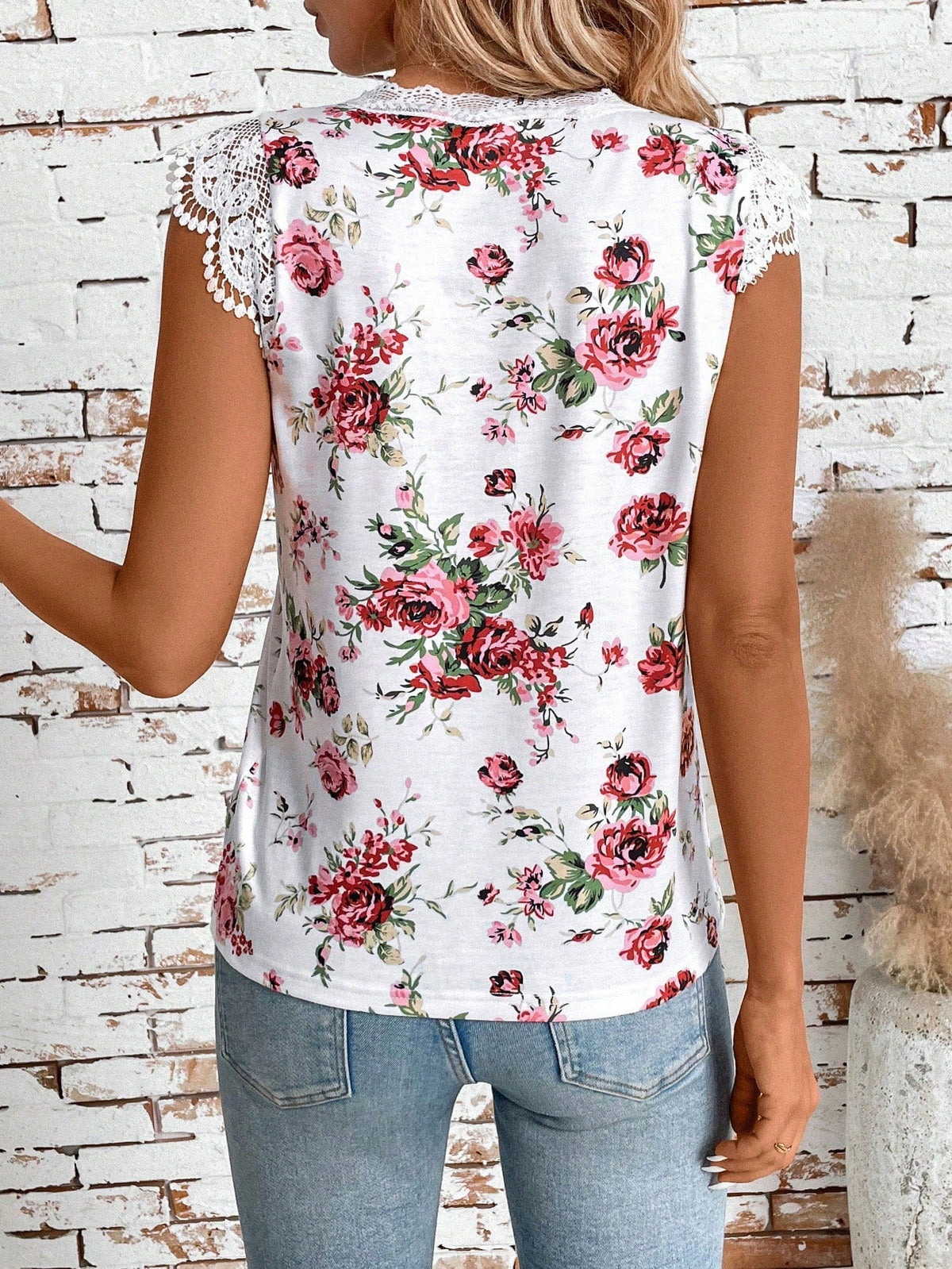 Maglietta estiva a patchwork in pizzo con stampa floreale