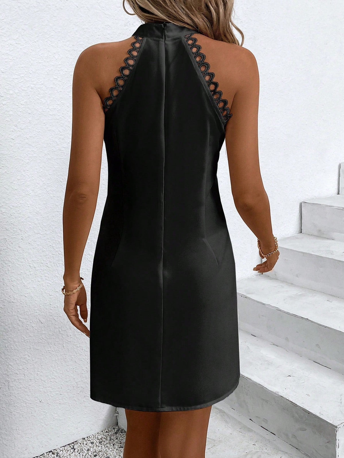 Vestito semplice e quotidiano a righe per le donne con spalle scoperte