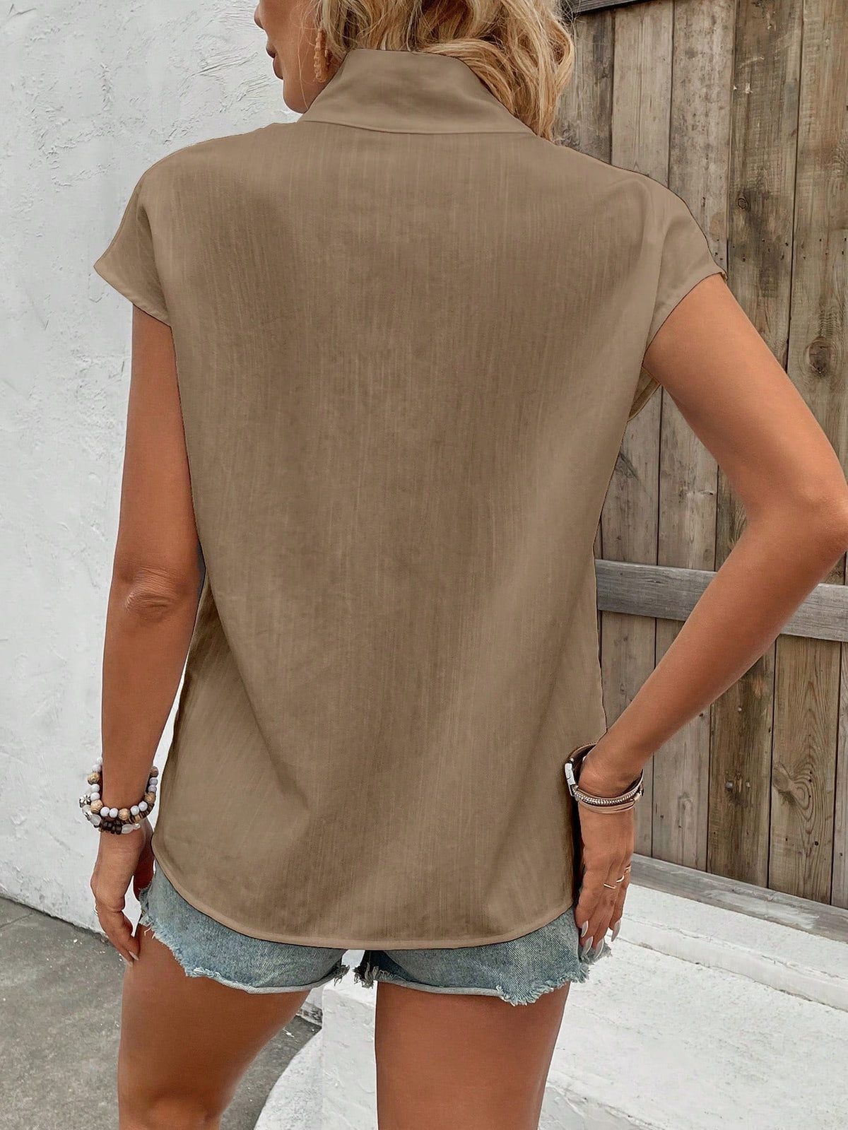 Camicia da donna a manica corta con colletto alla mandarina e bottoni diagonali per l"estate