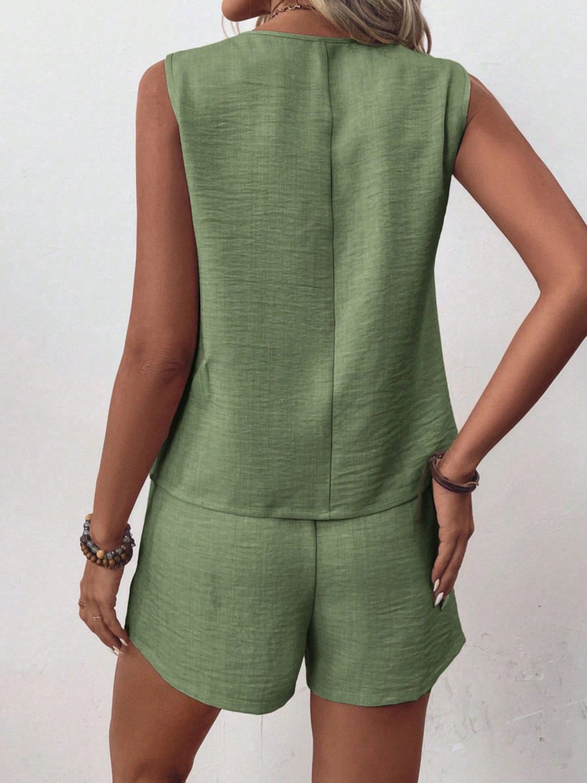 Set Due Pezzi Top Canotta Smanicato Con Collo A V Decorato Da Bottoni E Pantaloncini A Vita Alta Tinta Unita Per Donna