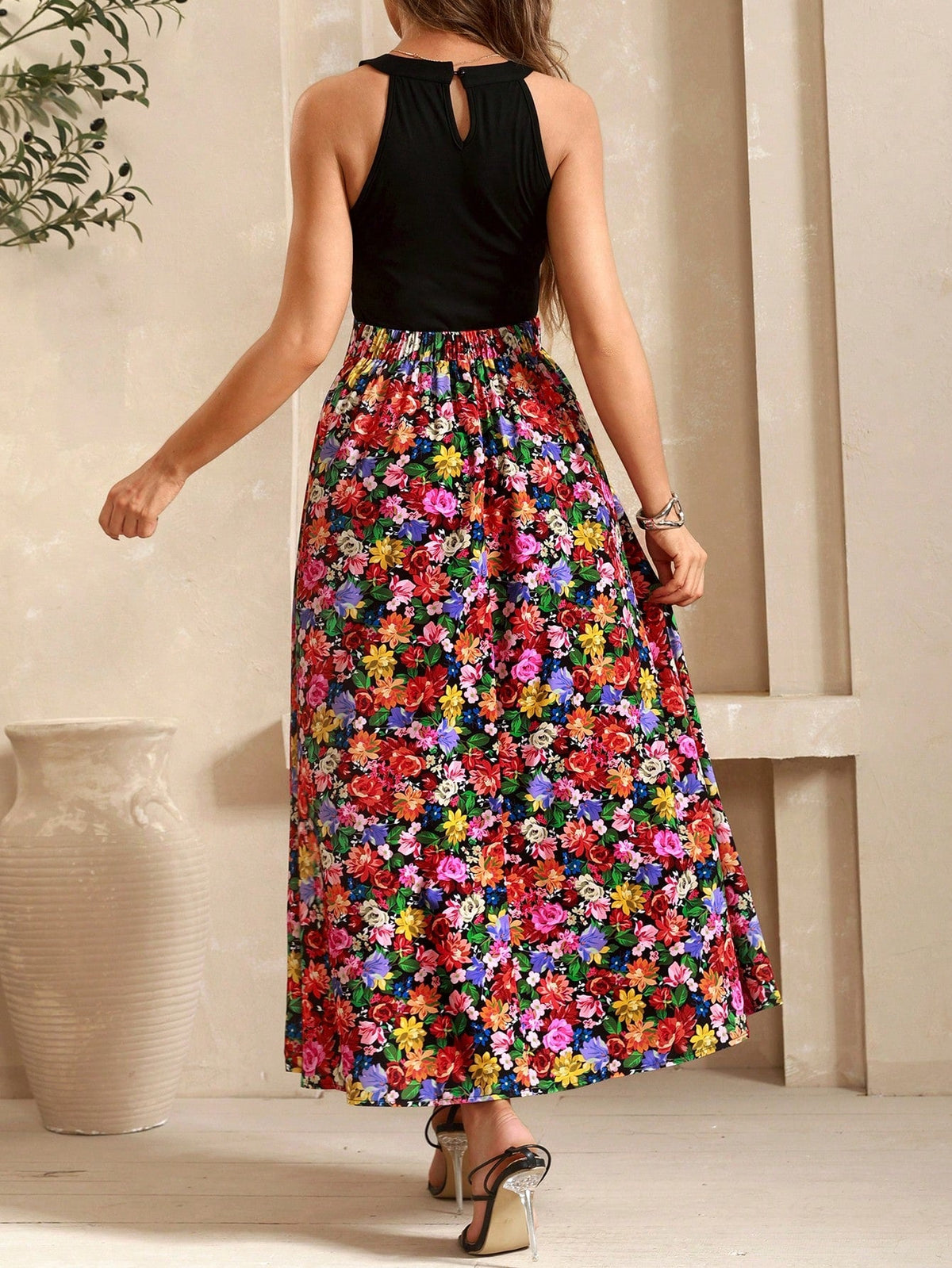 Abito estivo senza maniche con collo rotondo, stampa grafica e fori decorativi