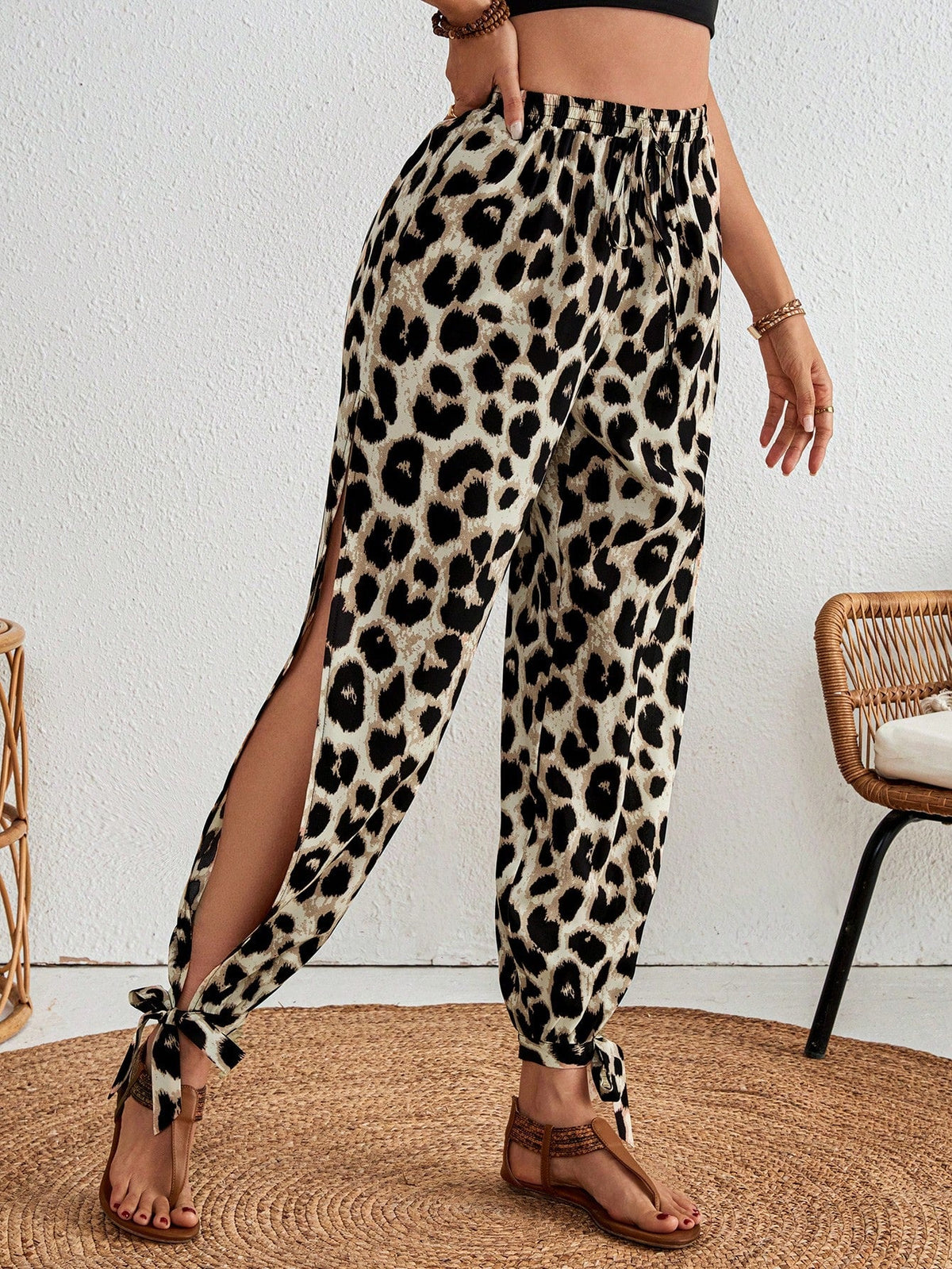 Pantaloni monocolore con orlo annodato a fessura