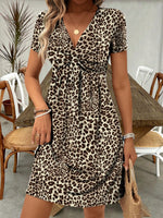 Abito estivo a maniche corte con scollo a V e stampa leopardata con un design a torsione