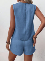 Set Due Pezzi Top Canotta Smanicato Con Collo A V Decorato Da Bottoni E Pantaloncini A Vita Alta Tinta Unita Per Donna