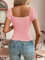 Maglietta aderente a maniche corte plissettata, scollatura quadrata profonda con maniche svasate in tessuto a maglia con pizzo floreale trasparente, top sexy per donne, adatto per feste estive, t-shirt estive