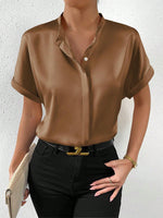 Camicia a maniche corte tinta unita con colletto alla coreana e chiusura frontale con bottoni per abbigliamento casual