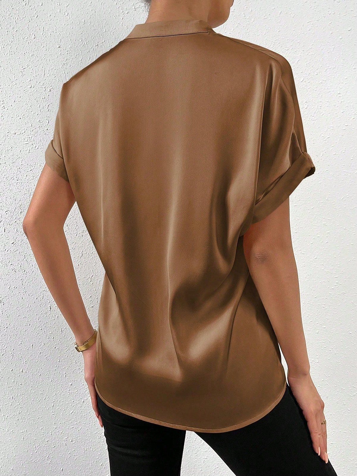 Camicia a maniche corte tinta unita con colletto alla coreana e chiusura frontale con bottoni per abbigliamento casual