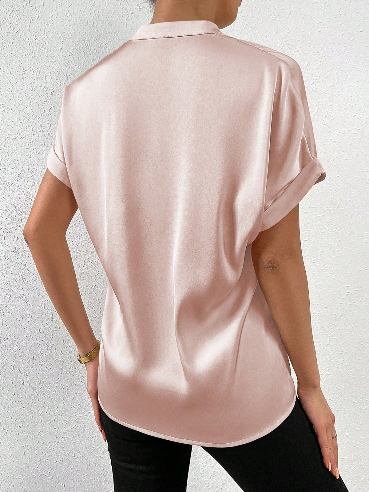 Camicia a maniche corte tinta unita con colletto alla coreana e chiusura frontale con bottoni per abbigliamento casual