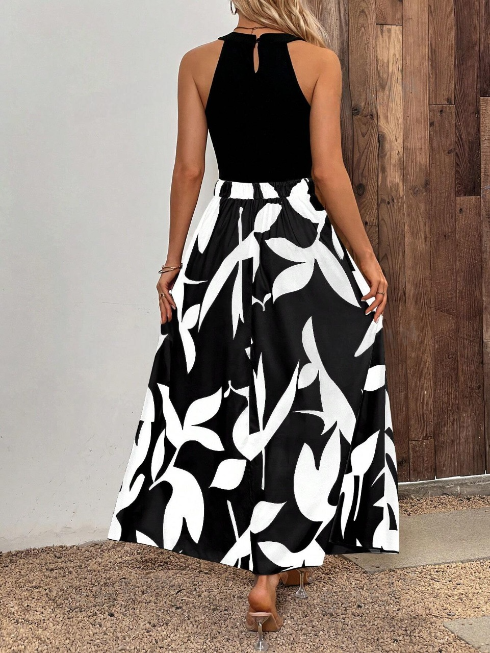 Abito estivo senza maniche con collo rotondo, stampa grafica e fori decorativi