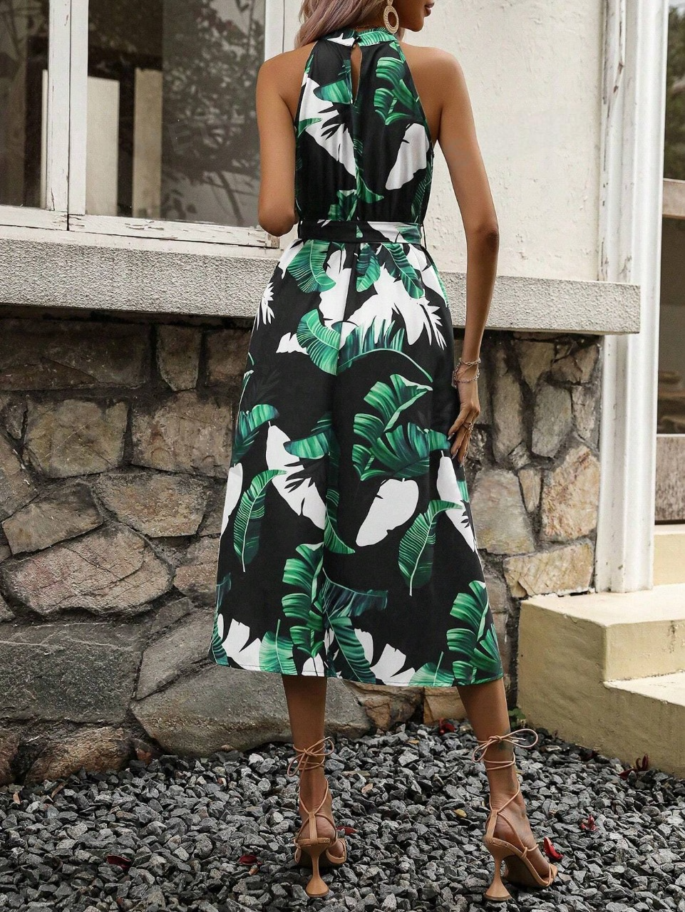 Abito estivo casuale con scollo a Halter e stampa tropicale per le vacanze