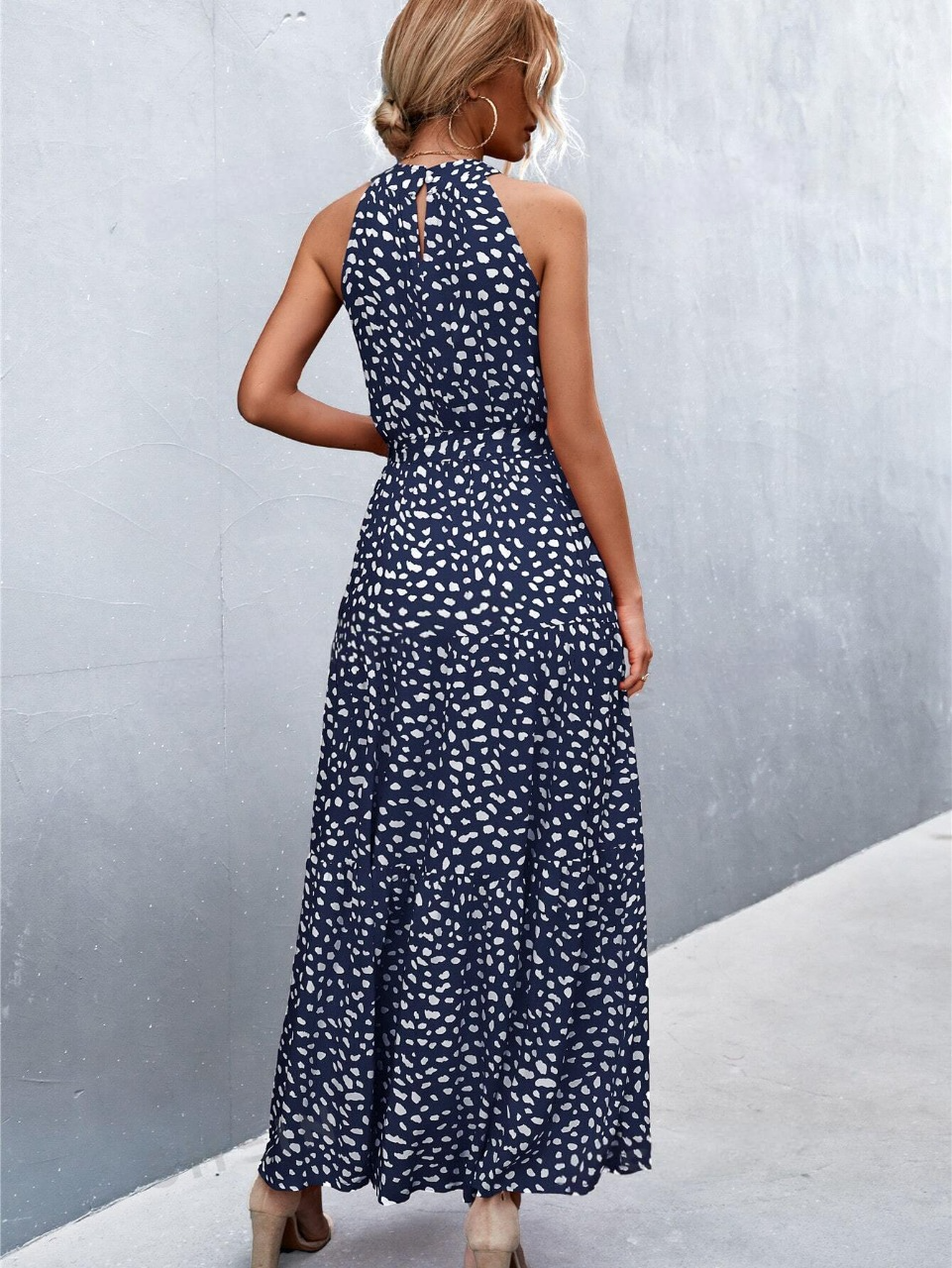 Abito con capestro e cintura e stampata dappertutto