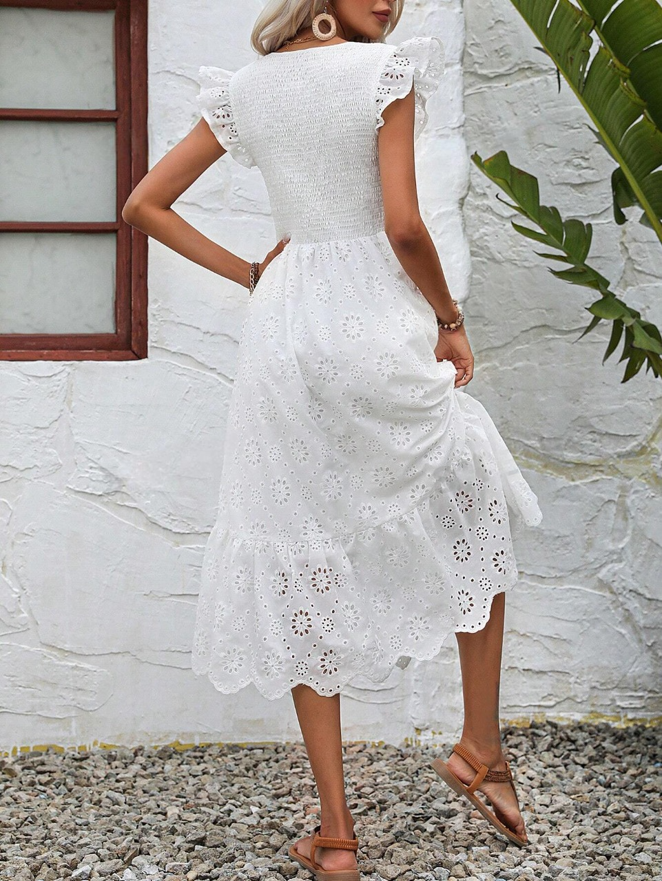 Abiti ricamo ad occhielli con bordo a volant