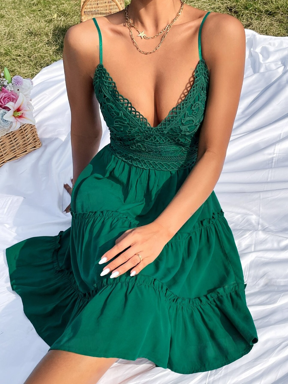 Abito con bretelle sottile inserto in pizzo guipure orlo a strati con nodo dietro