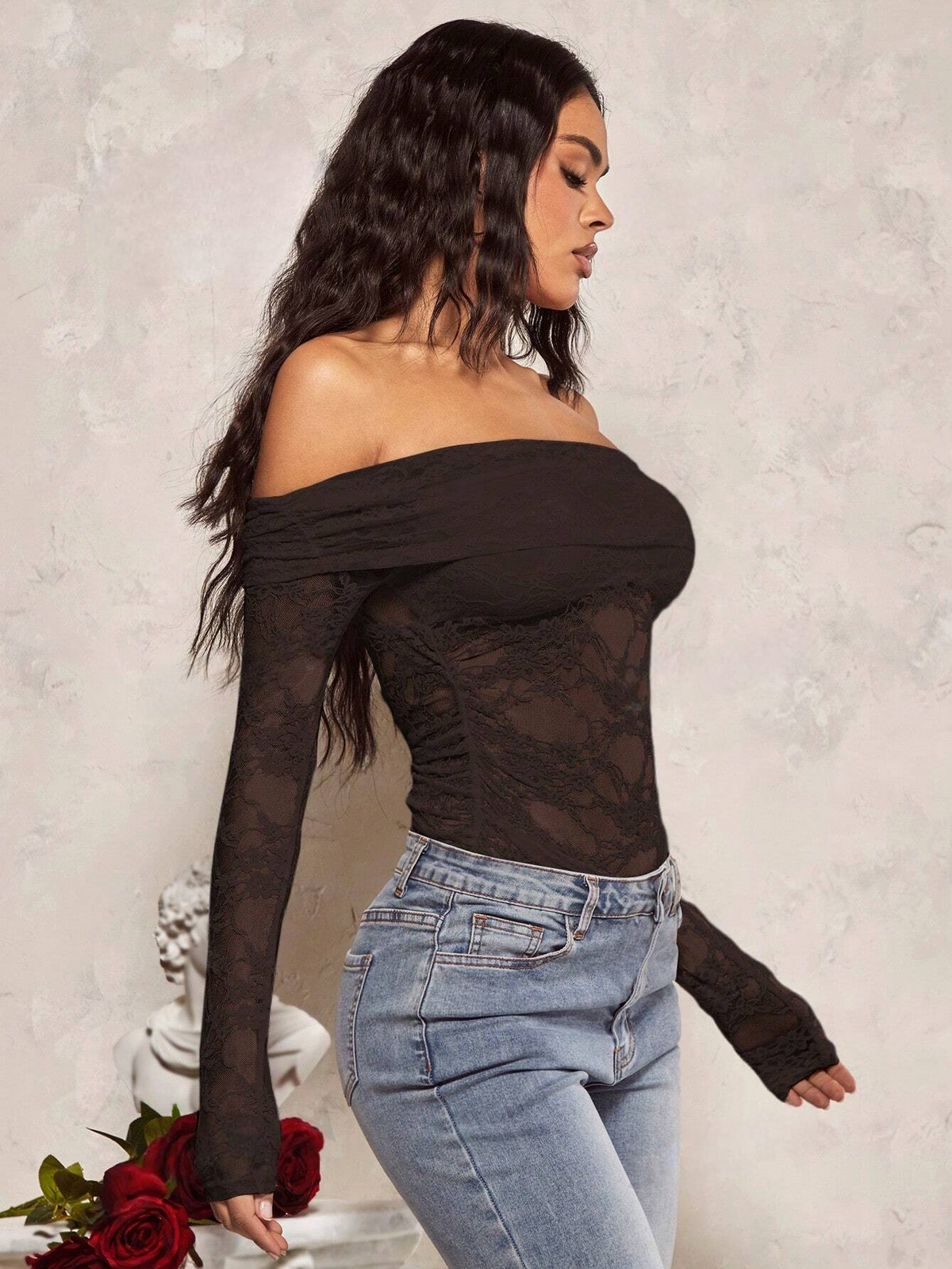 T-shirt Sexy Con Pizzo Trasparente Abbinato A Una Manica Lunga E Una Spalla Scoperta