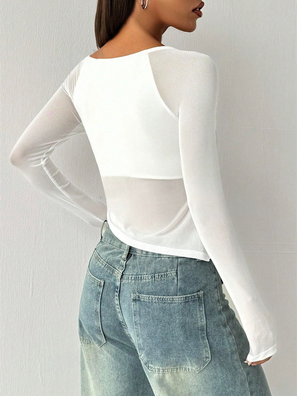 Top a rete Primavera con scollo quadrato nero, orlo asimmetrico e crop per appuntamenti serali