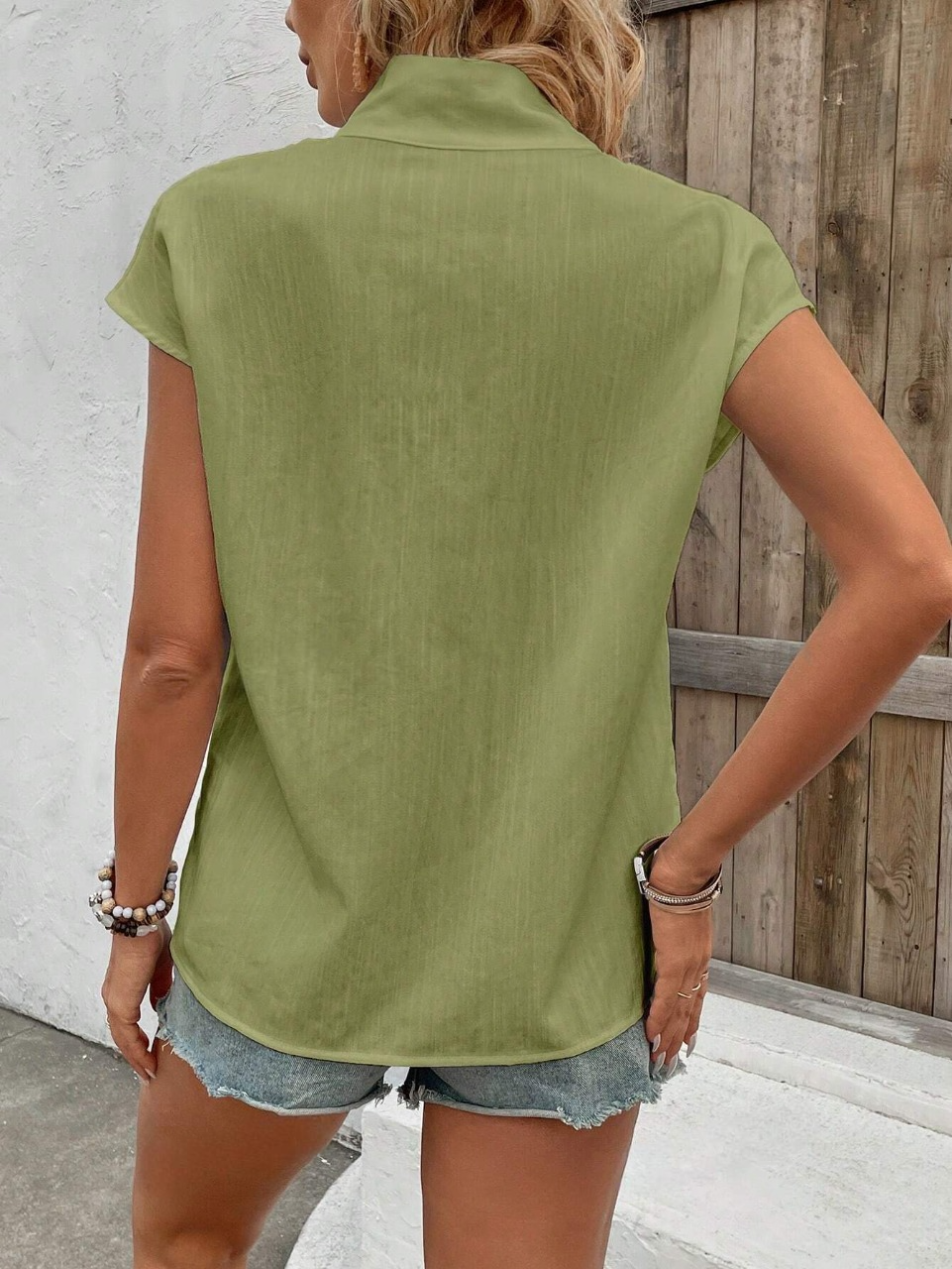 Camicia da donna a manica corta con colletto alla mandarina e bottoni diagonali per l"estate