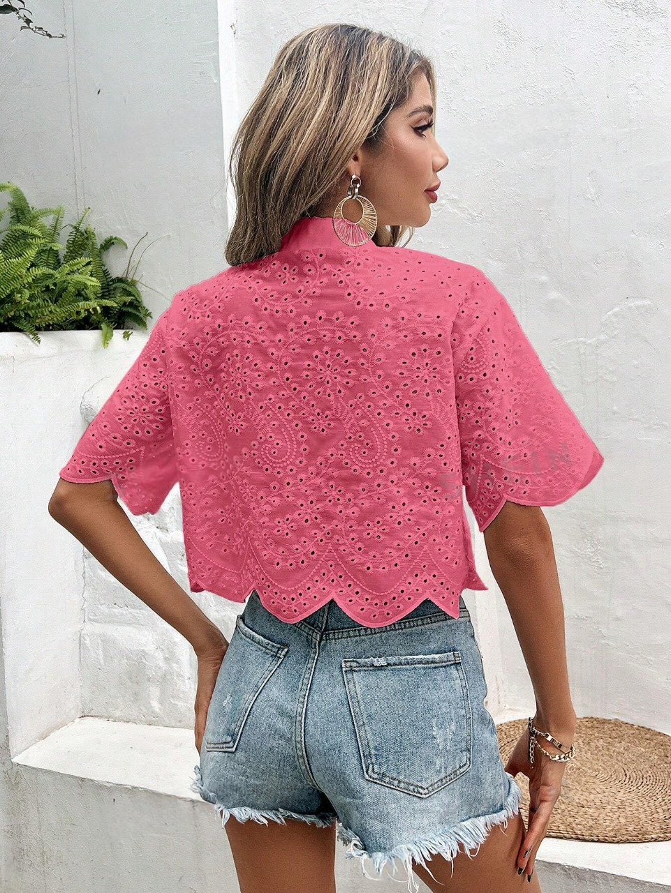 Camicia a maniche corte ricamata con bottoni frontali, semplice e traforata