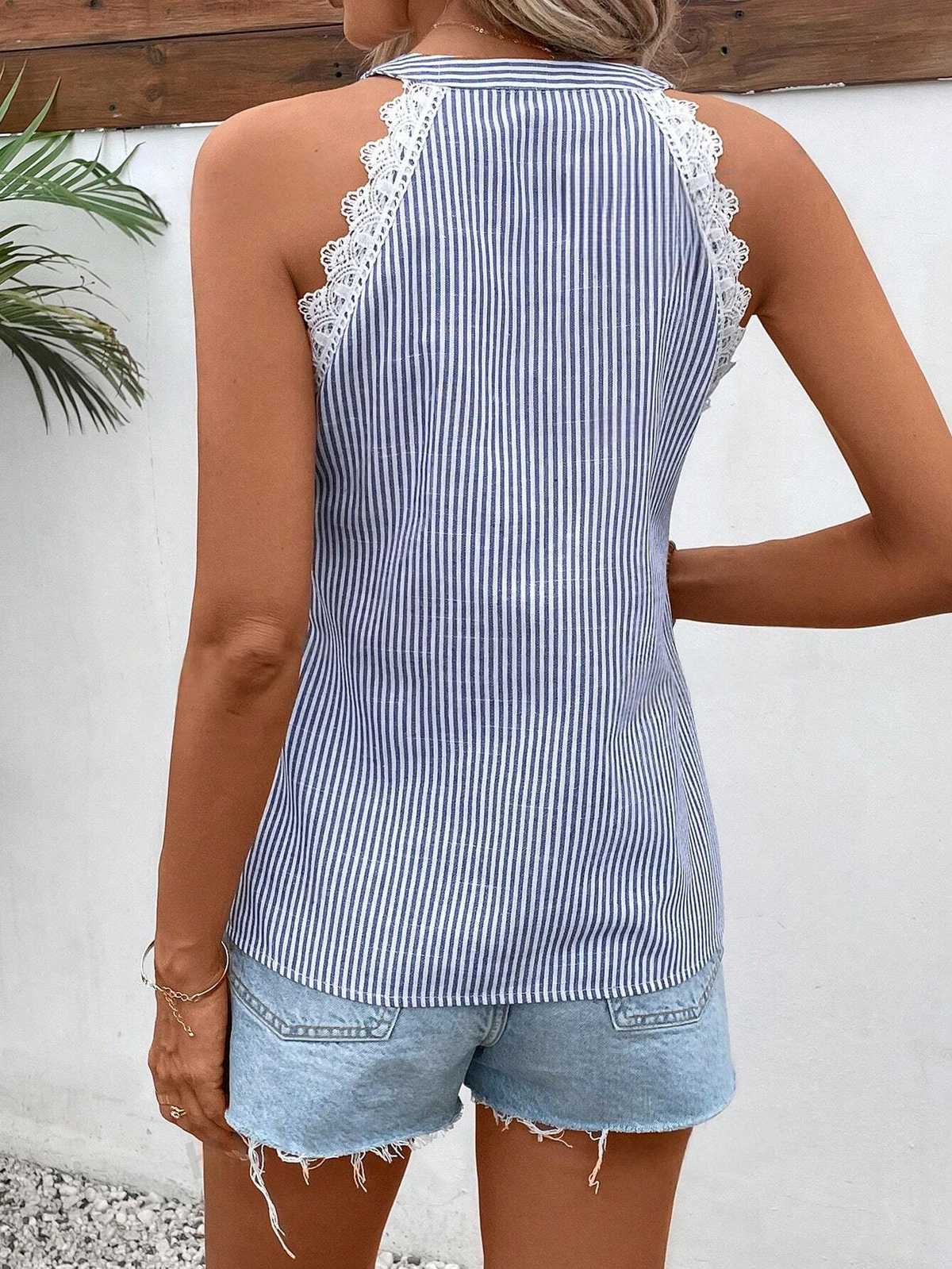 Blusa senza maniche a righe, con collo a halter di pizzo e taglio per le vacanze