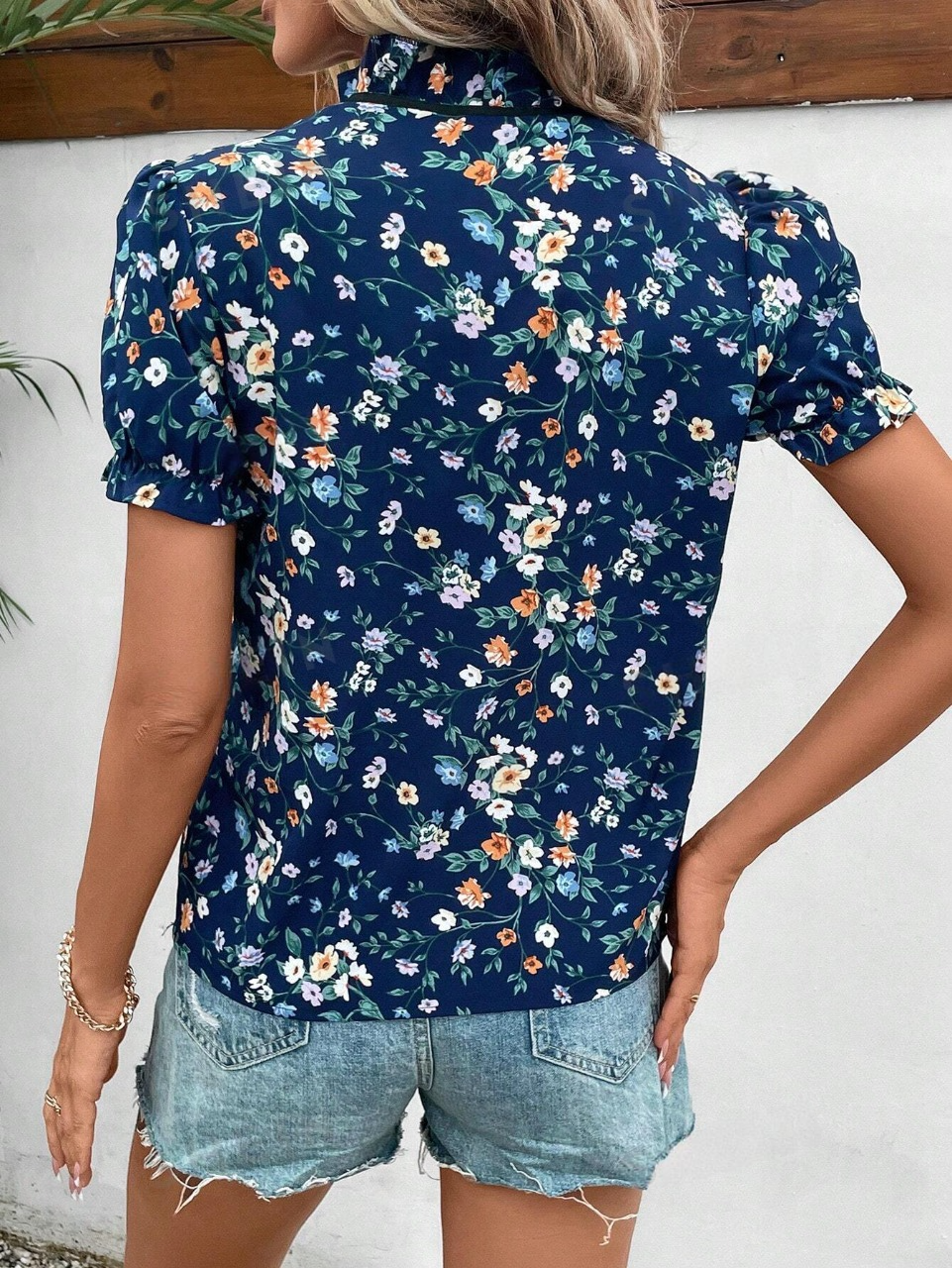 Camicetta con stampa floreale con cravatta al collo con manica a sbuffo