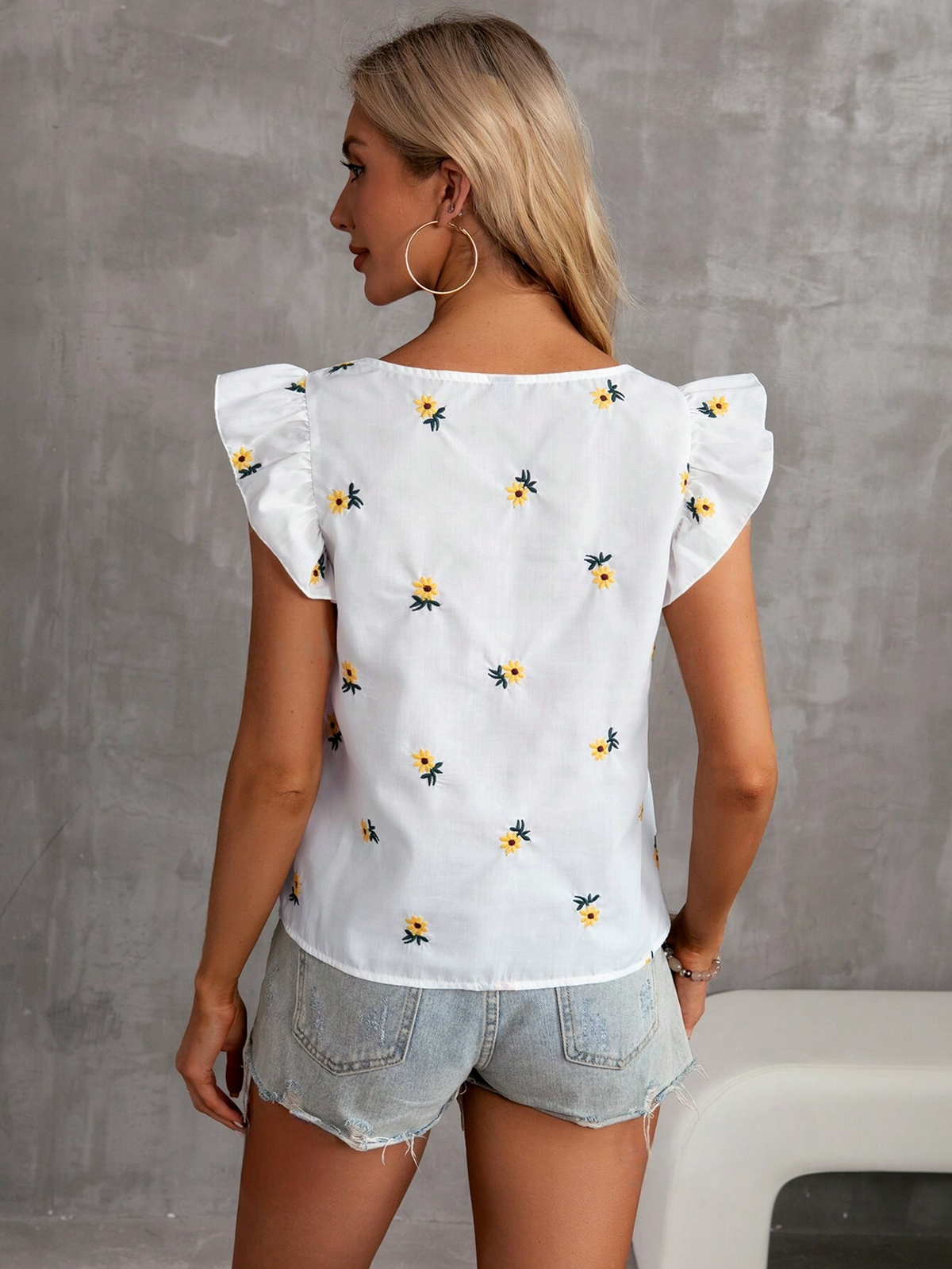 Blusa estiva casual da donna con ricamo floreale, scollo a quadrato, orlo a volant e decorazione per le vacanze