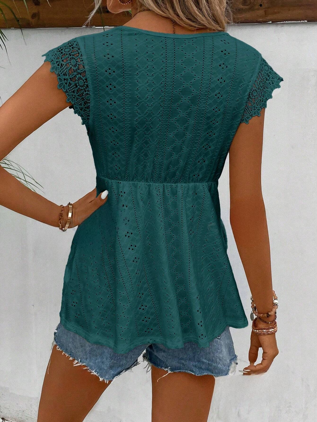 Donna maglietta a maniche corte con scollo a V in colore tinta unita, perfetta per outfit vacanzieri in primavera ed estate