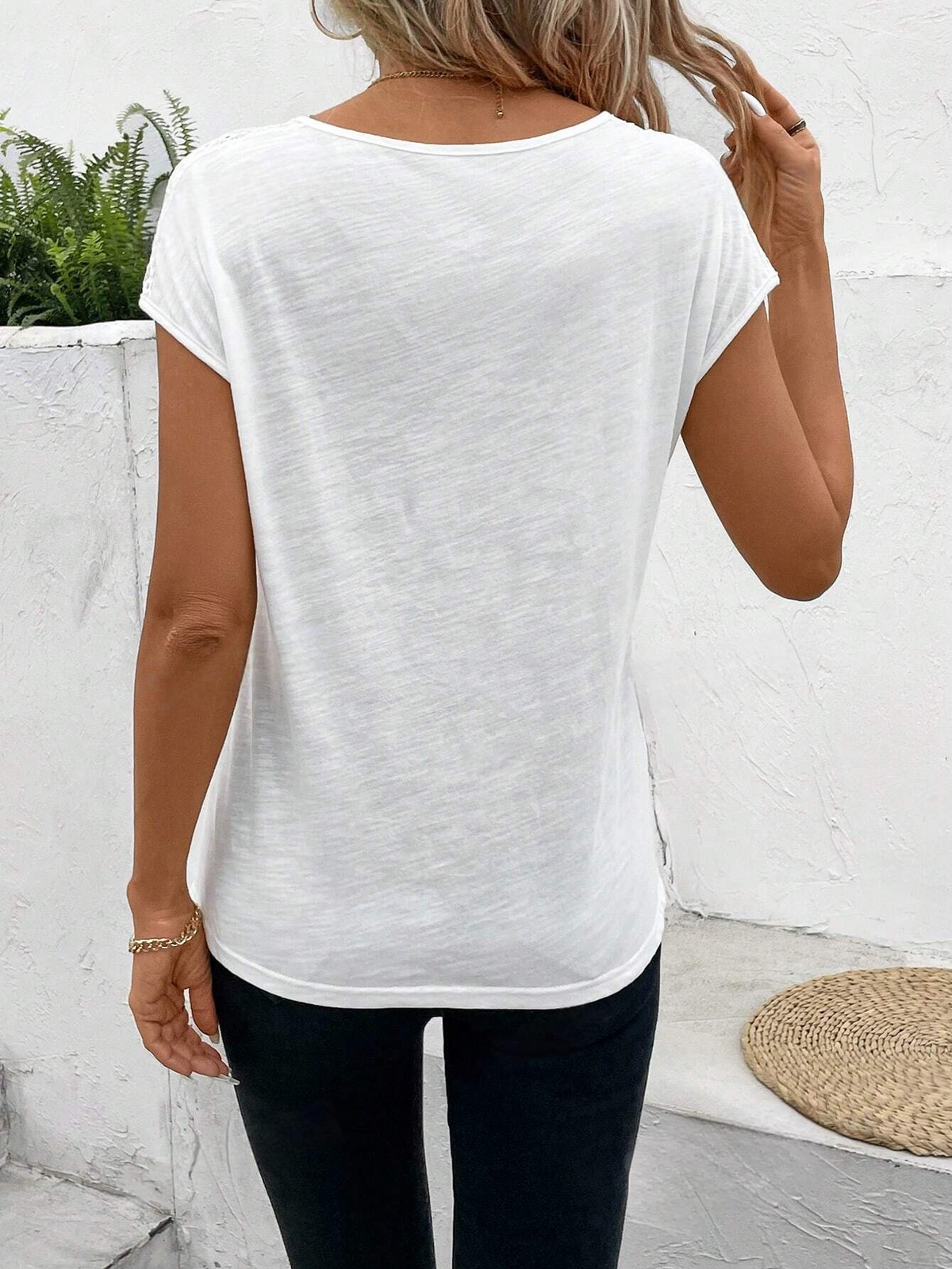 Maglietta Con Scollo A V E Spacchi Laterali Con Pizzo A Tinta Unita