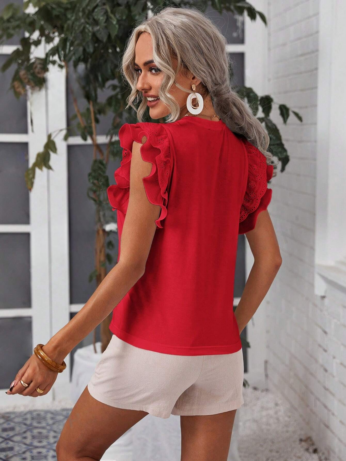 Maglietta semplice e ordinaria da donna con decorazioni di pizzo floreale da indossare ogni giorno