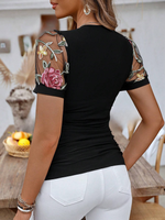 Maglietta nera slim fit da donna con inserti in mesh ricamati floreali
