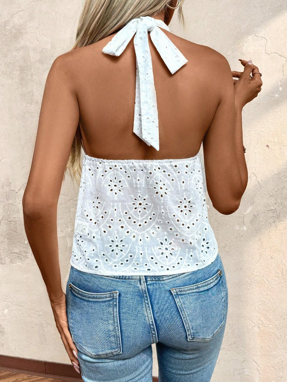 Top serbatoio ricamato vuoto con design a nodo avvolto intorno al collo a halter e tinta unita per donne