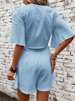 Top Con Maniche A Farfalla E Nodo Frontale, E Shorts