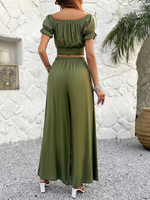 Due Pezzi Insieme Della Cima Corta Con Spalle Scoperte E Pizzo Applicato Con Pantaloni Larghi