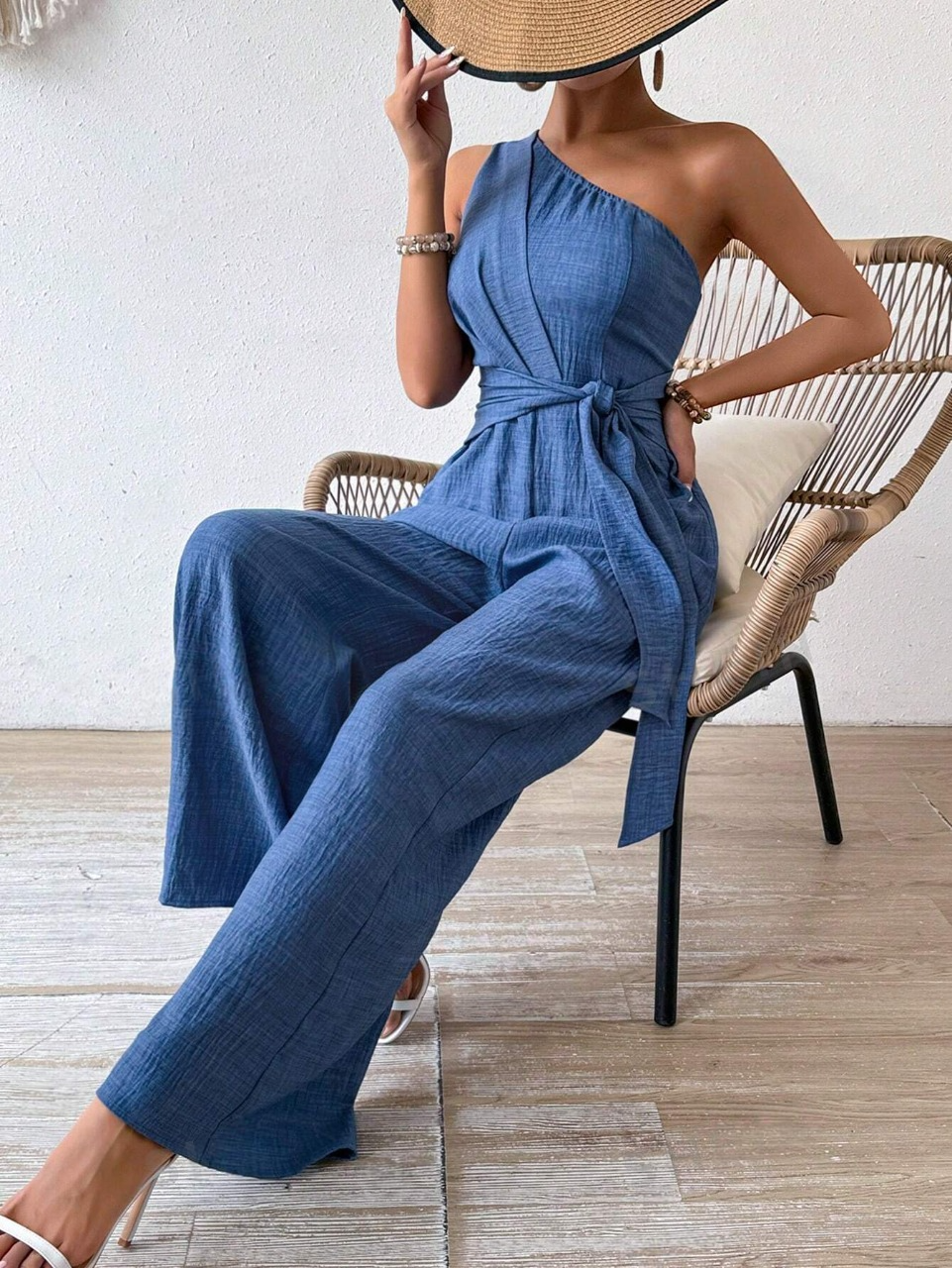 Tuta a gamba larga effetto jeans con design a spalle scoperte, cintura in vita e un solo spallino