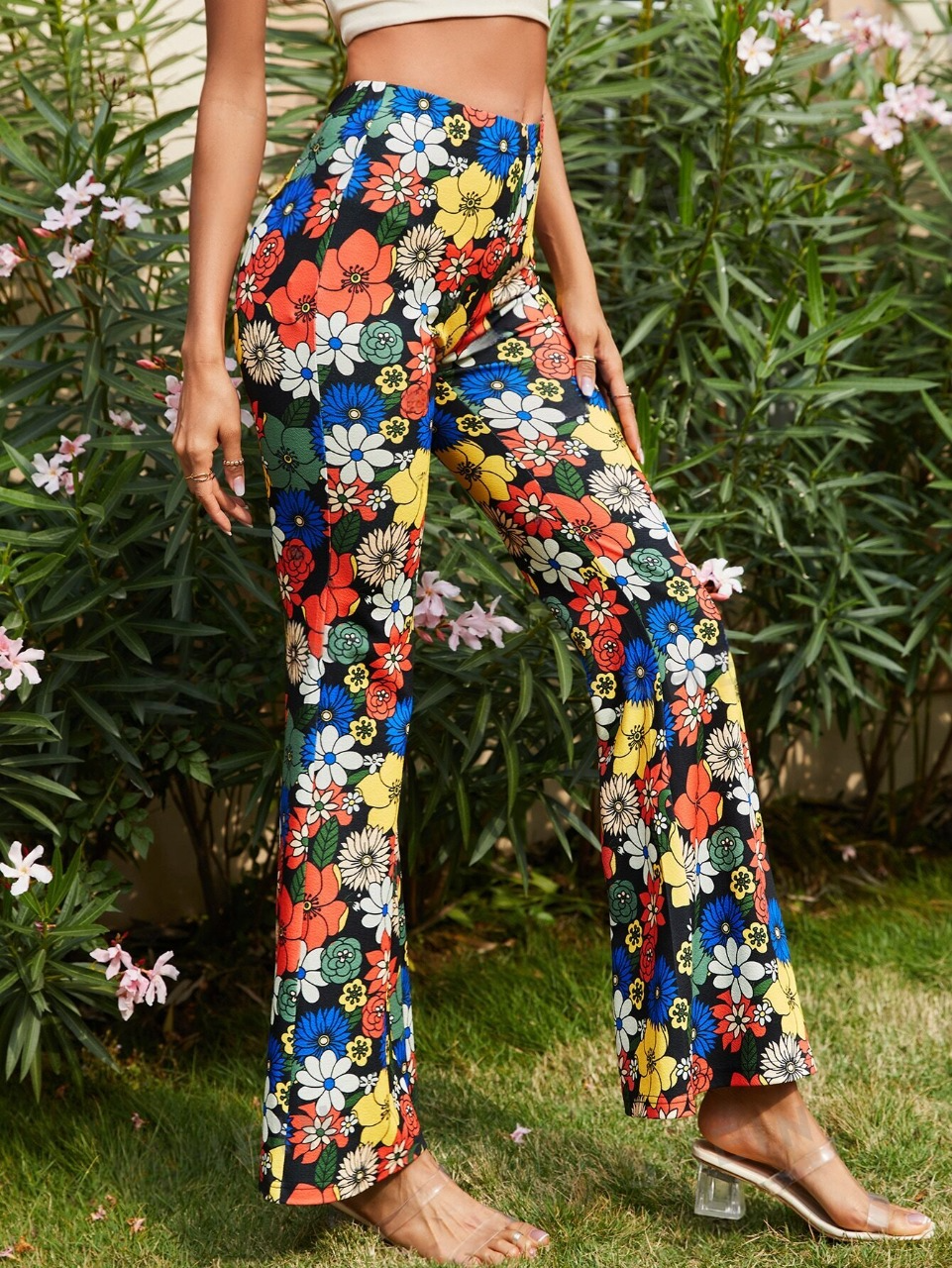 Pantaloni con gamba svasata con stampa floreale