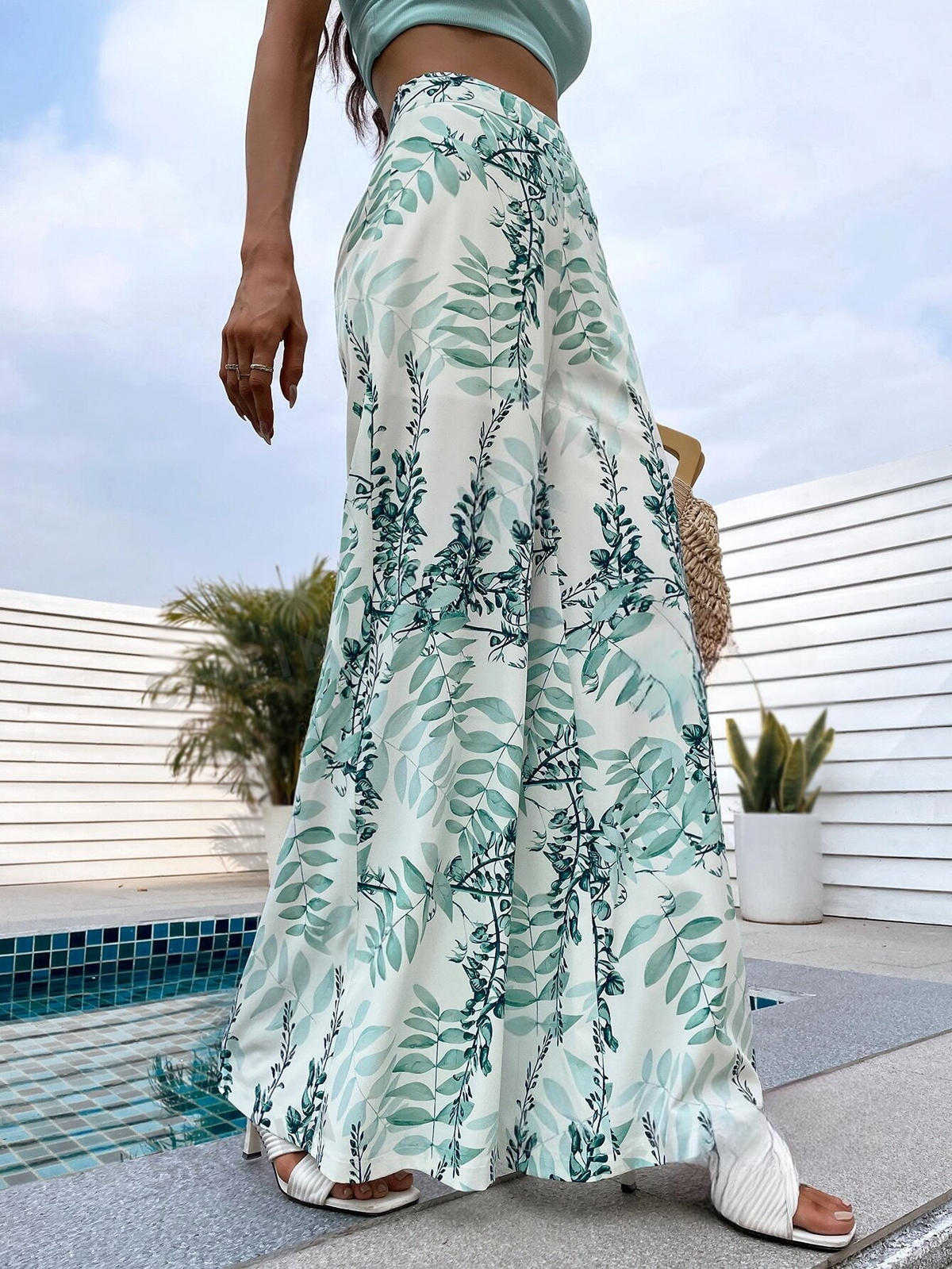 Pantaloni a palazzo con stampa di piante, outfit da crociera per donne