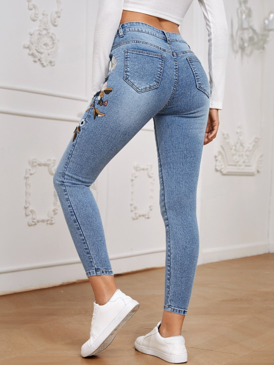 Jeans skinny con ricamo floreale