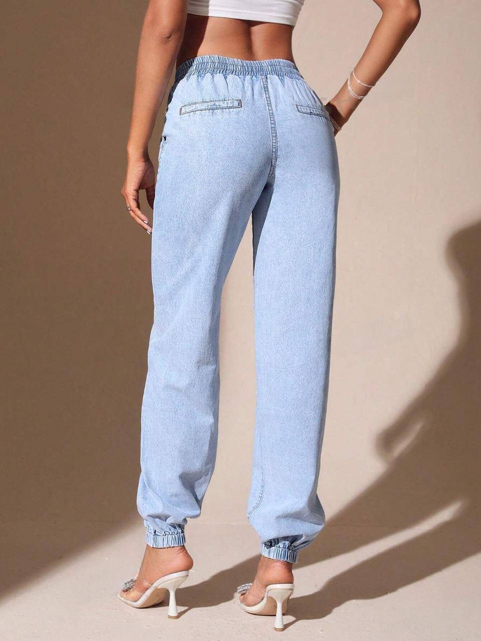 Jeans jogger con vita elastica