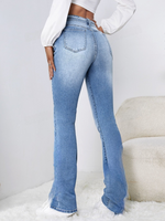 Jeans a gamba svasata con rifinitura grezza con strappati