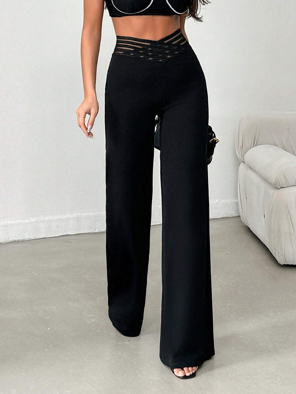 Pantalone Nero A Gamba Larga In Tessuto Di Lycra A Maglia Larga, Con Cintura Elastica A Righe Semi-trasparente E Vita A V