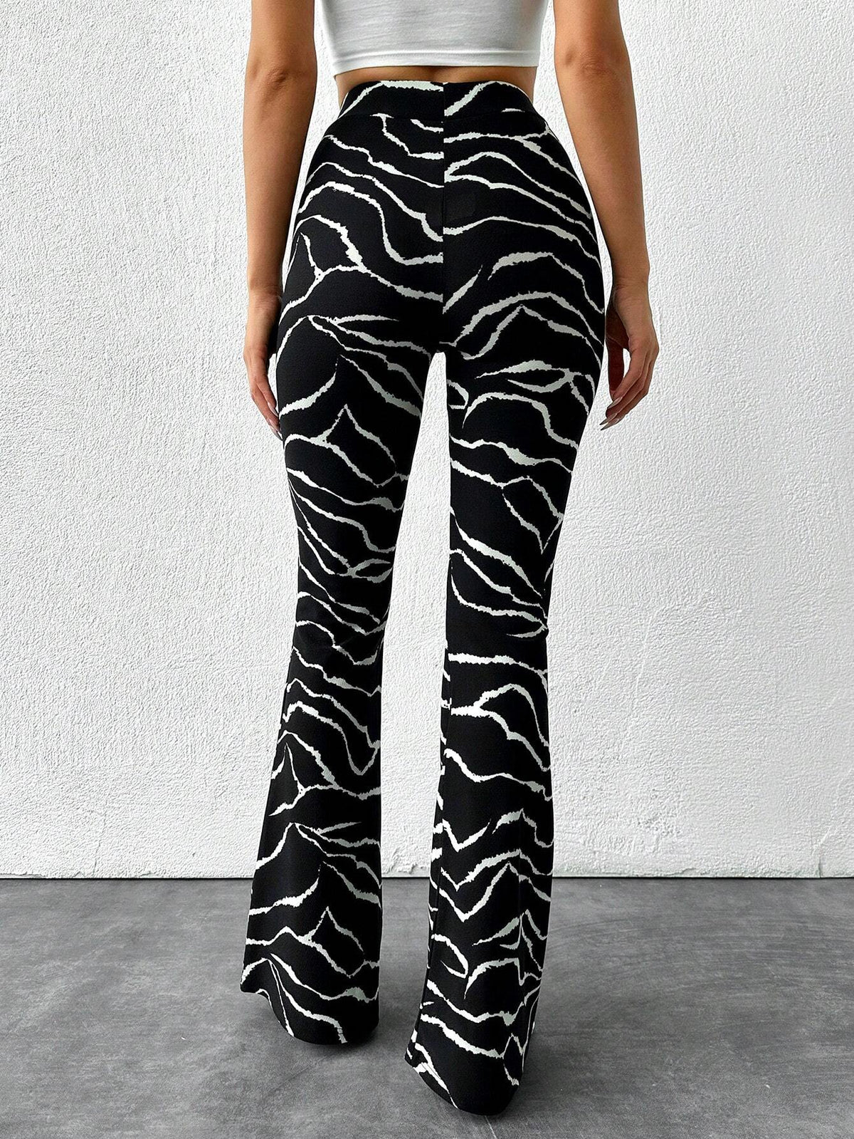 Pantaloni svasati con stampa leopardo