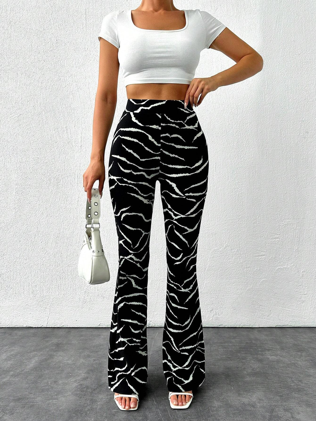 Pantaloni svasati con stampa leopardo