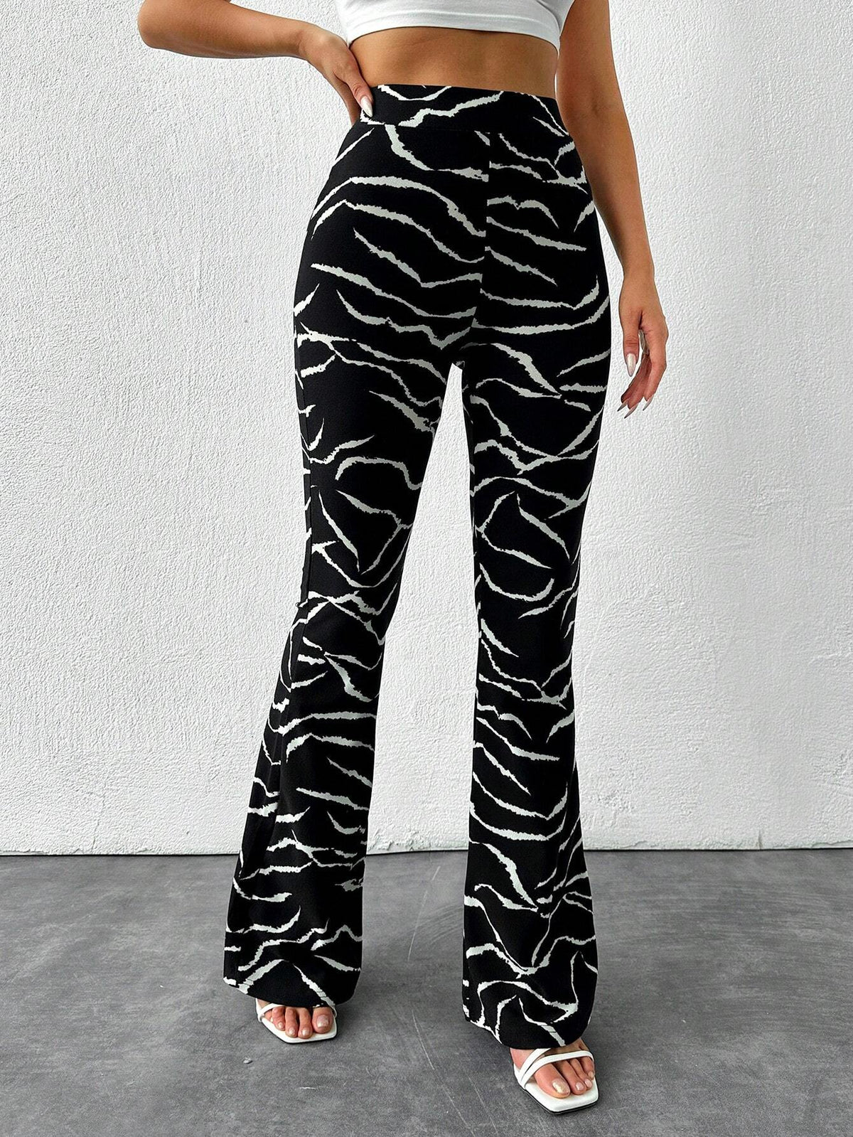 Pantaloni svasati con stampa leopardo