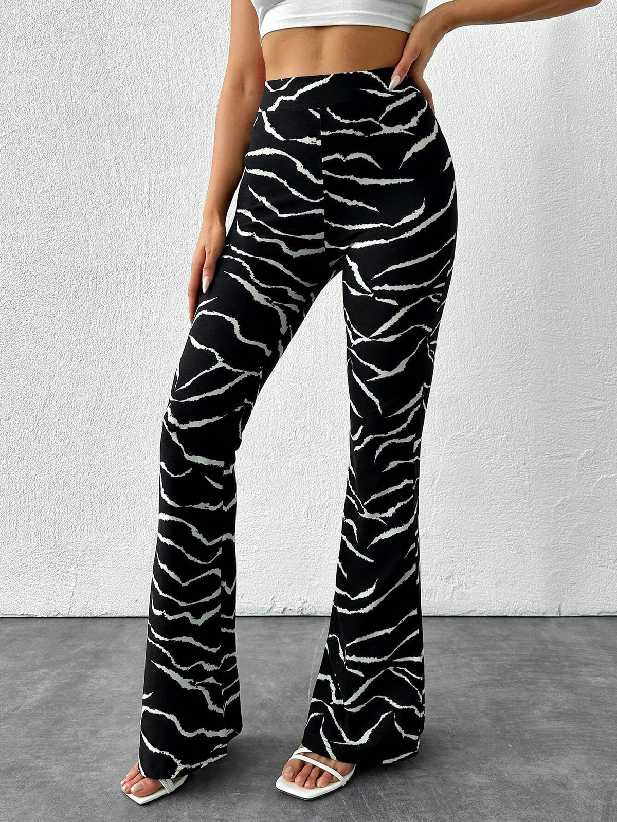 Pantaloni svasati con stampa leopardo