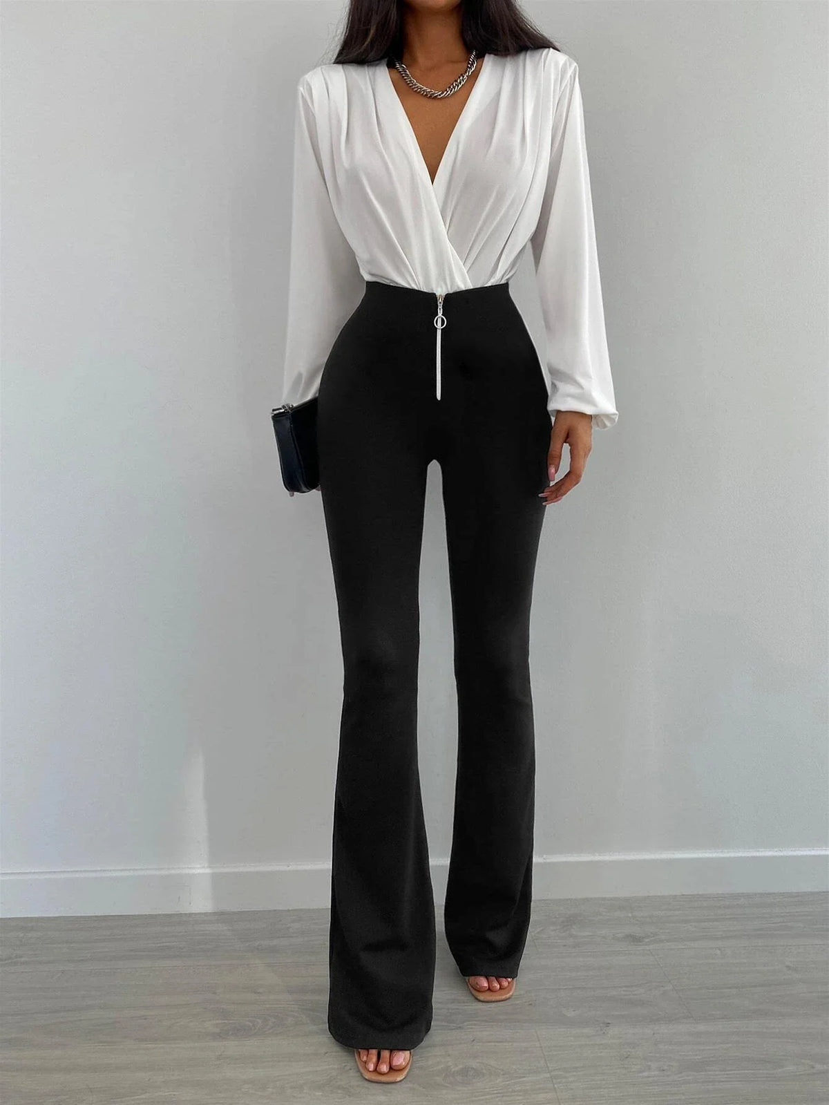 Pantaloni svasati con anello zip frontale