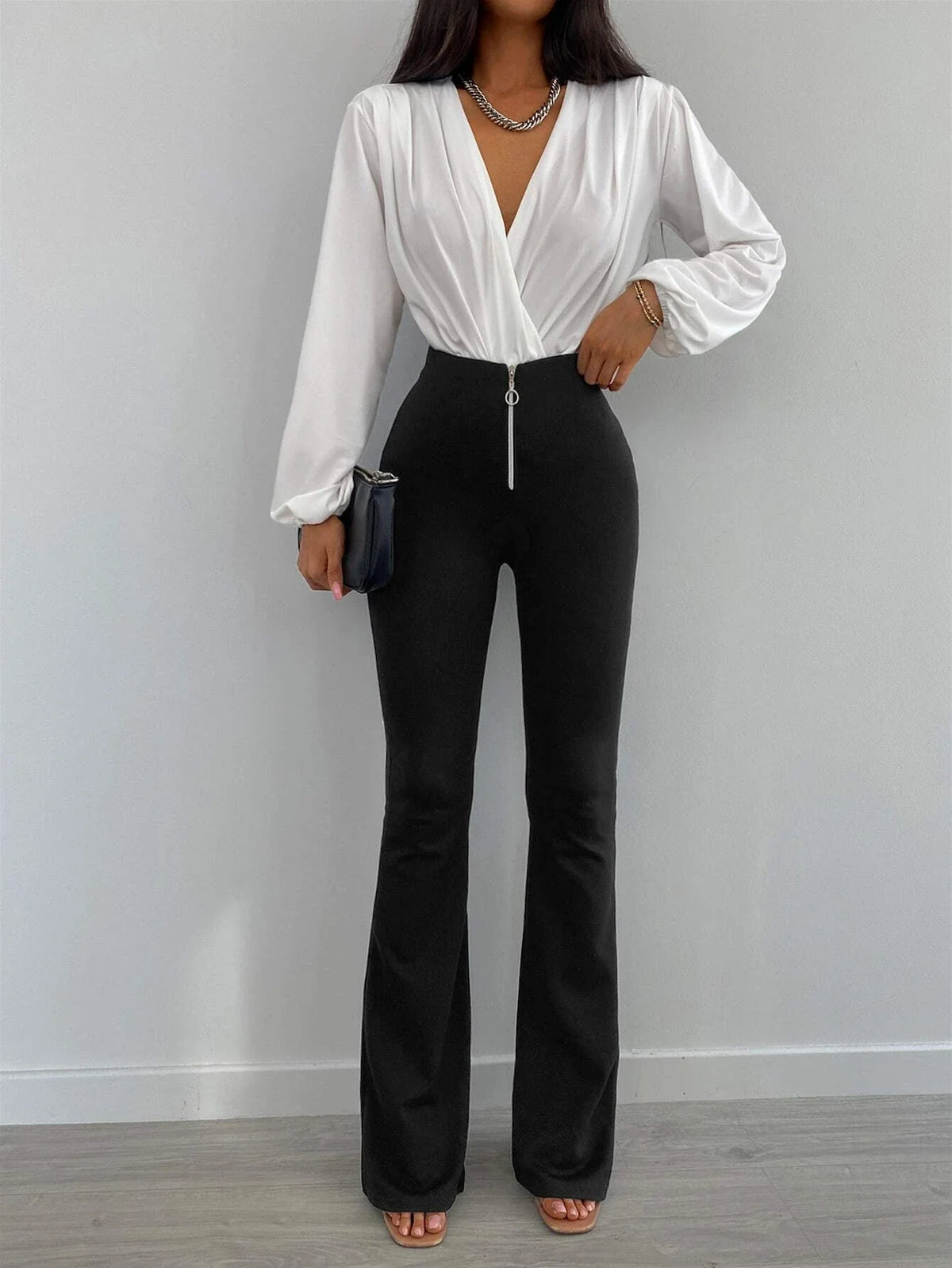 Pantaloni svasati con anello zip frontale