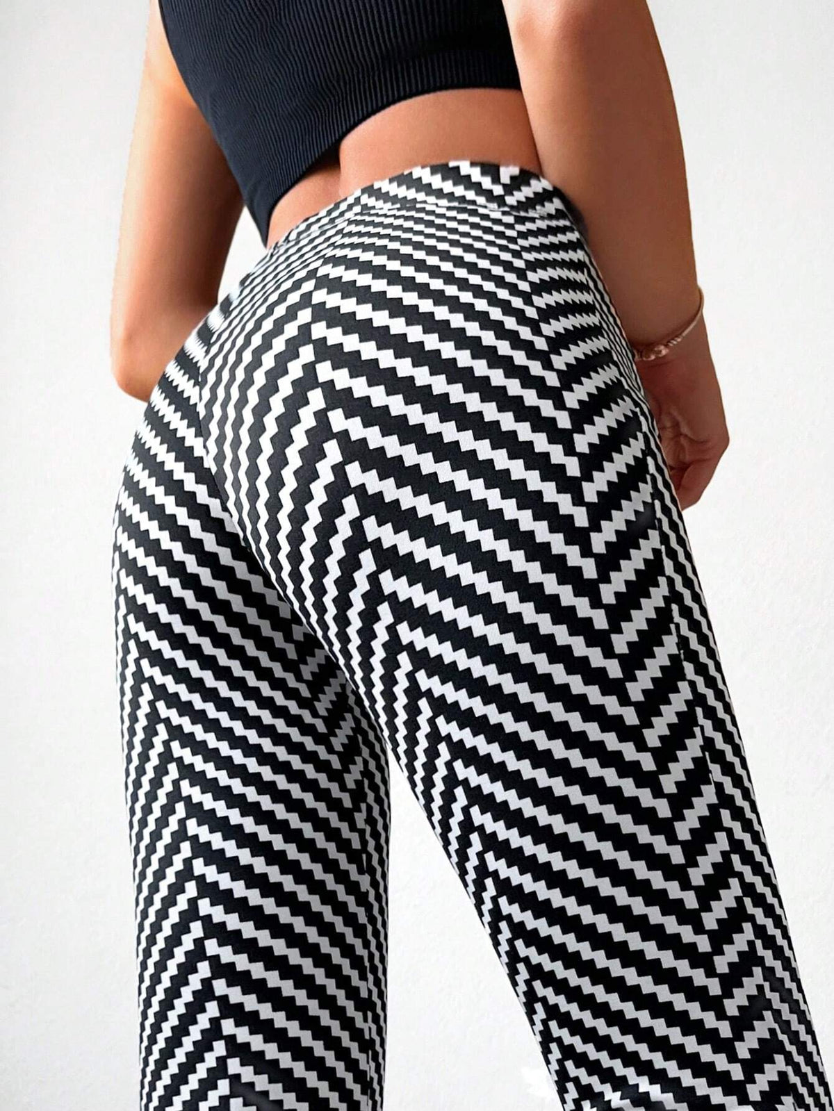 Pantaloni svasati con stampa chevron
