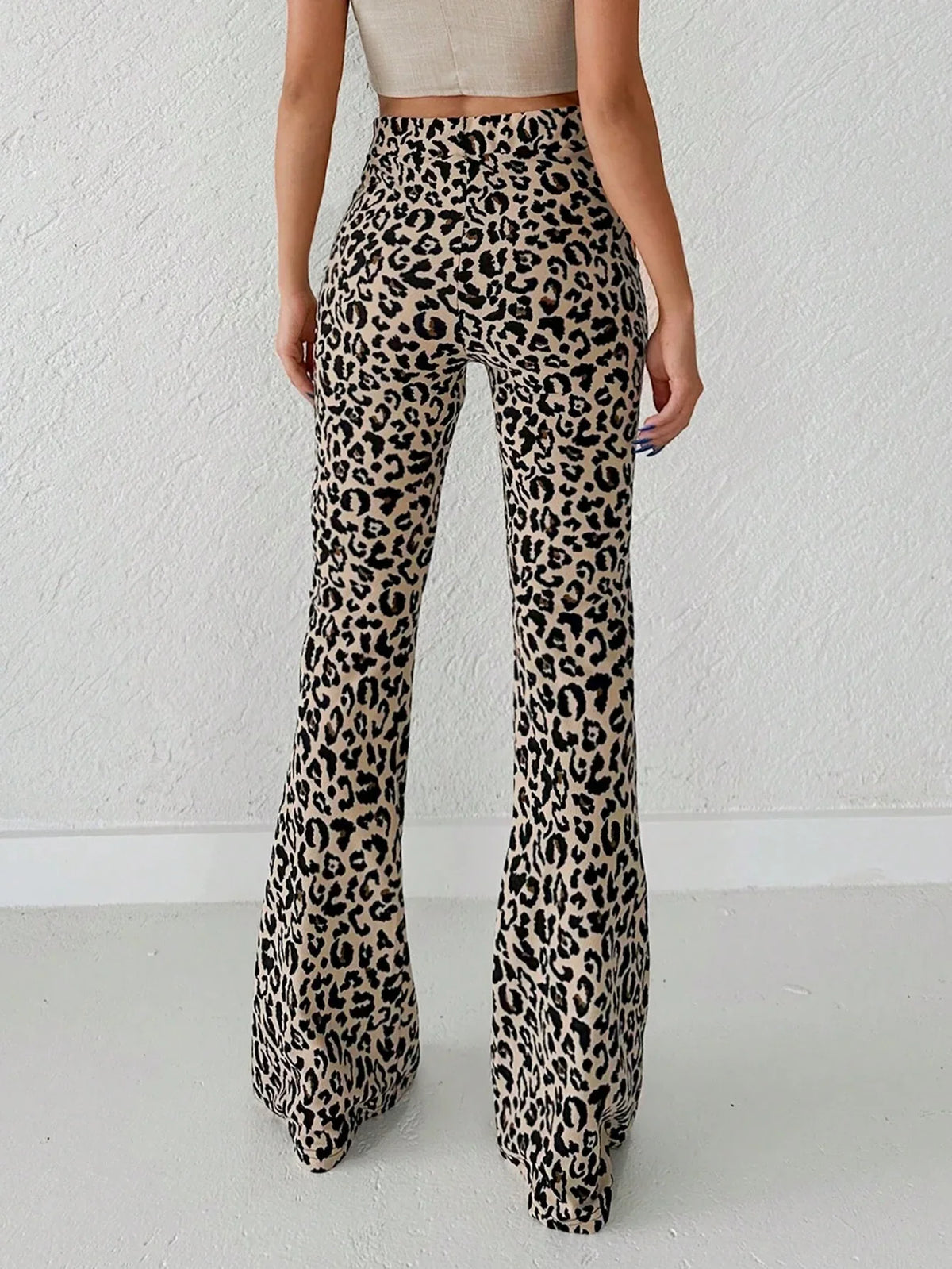 Pantaloni svasati con stampa leopardo