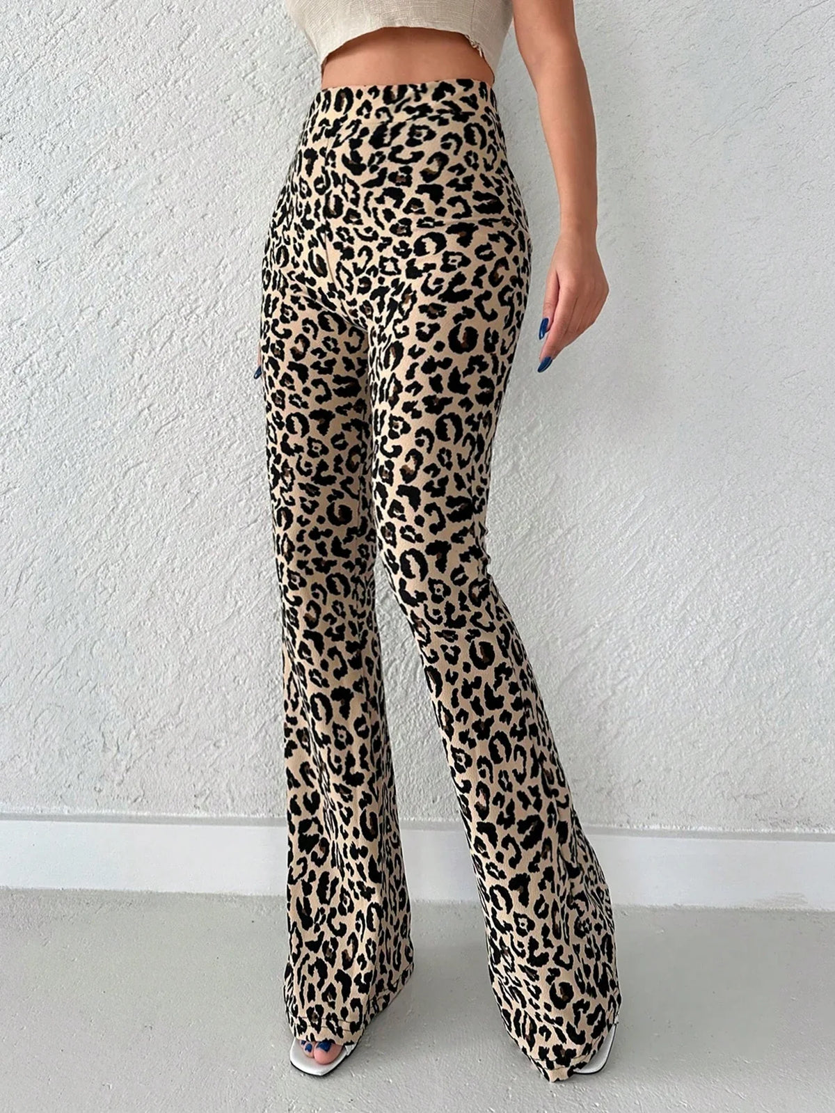 Pantaloni svasati con stampa leopardo