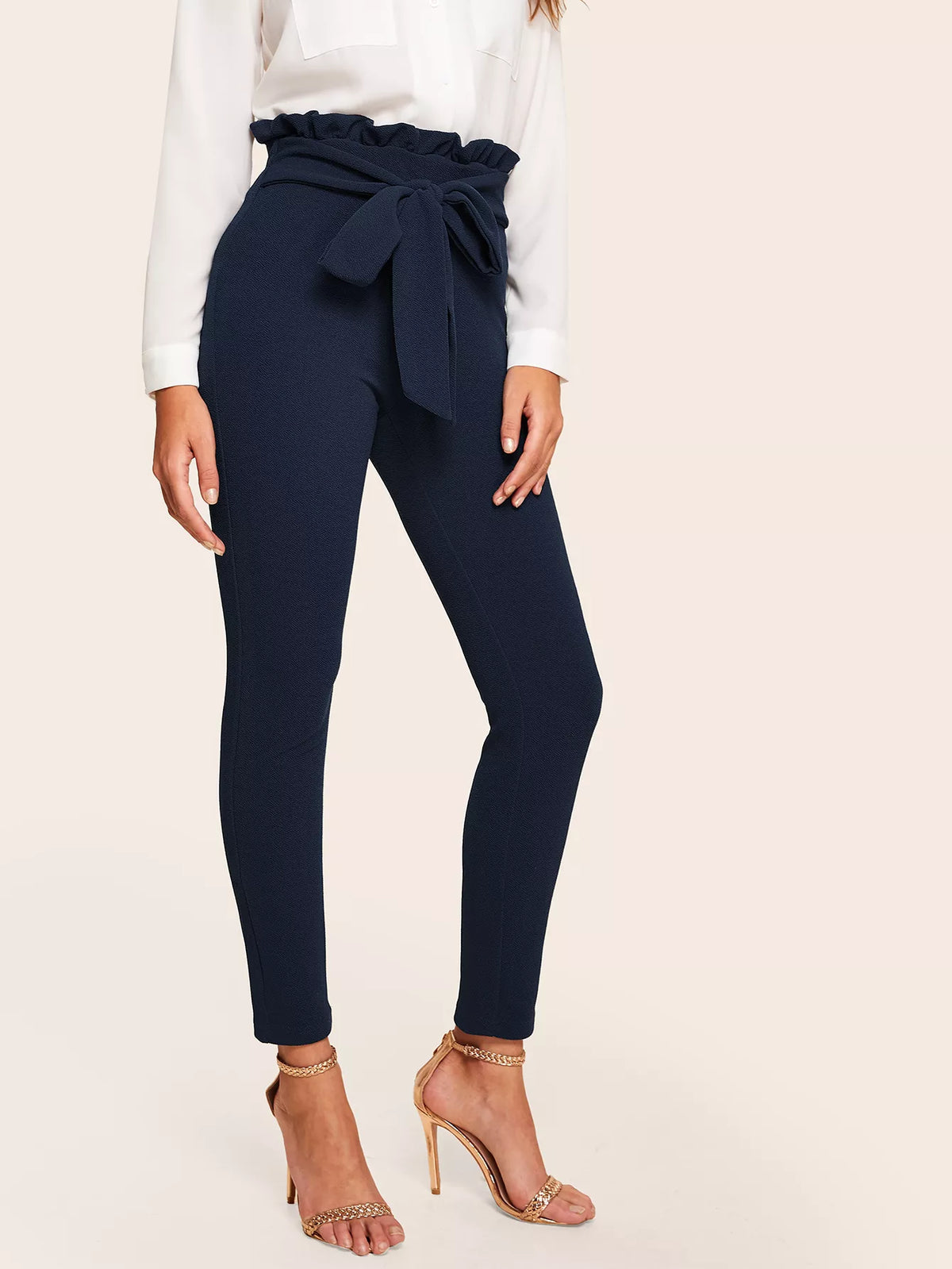 Pantaloni skinny con nodo e vita a volant sovrapposti