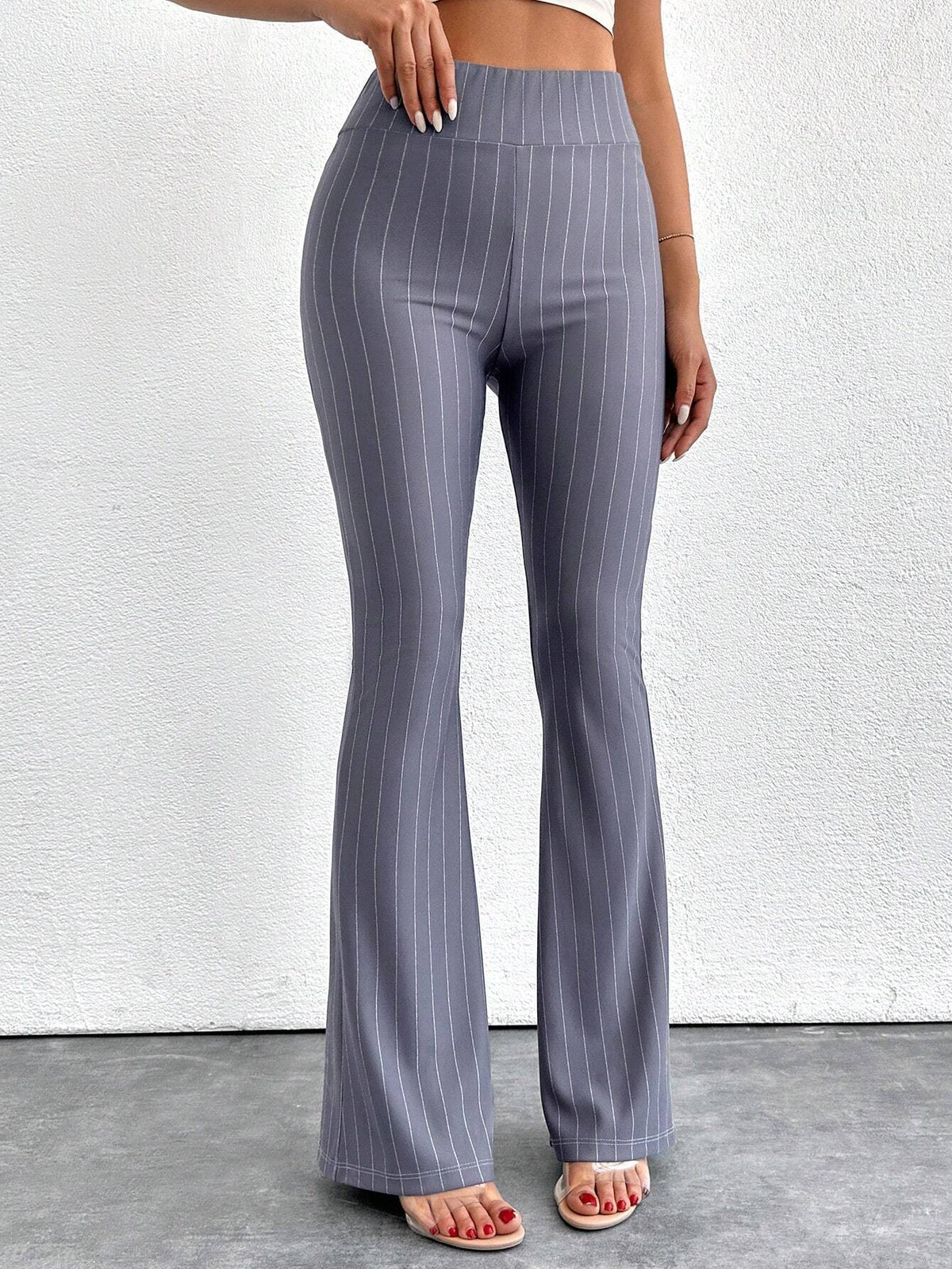 Pantaloni a zampa d'elefante in vita alta e lunghezza extra alta