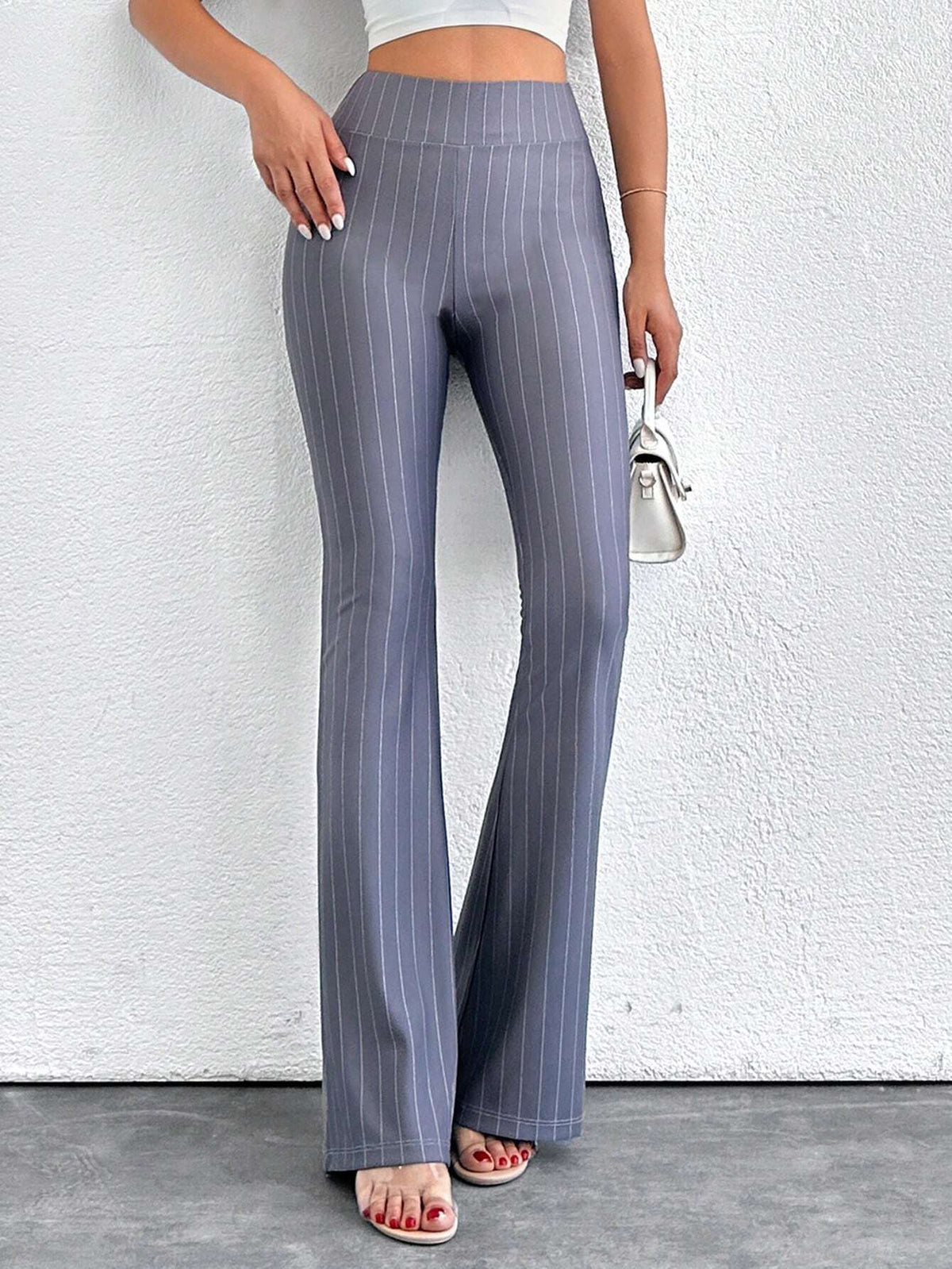 Pantaloni a zampa d'elefante in vita alta e lunghezza extra alta